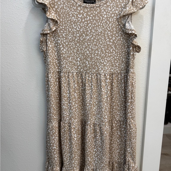Heimish USA Taupe Leopard Ruffle Sleeve Tiered Dress | NWOT | Size M - Picture 3 of 3